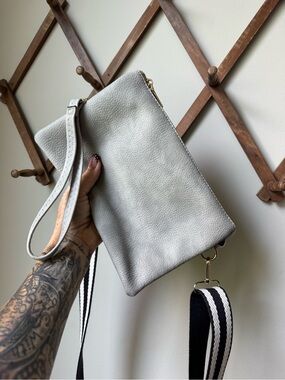 Jen & Co. Izzy Crossbody Wristlet in Light Gray